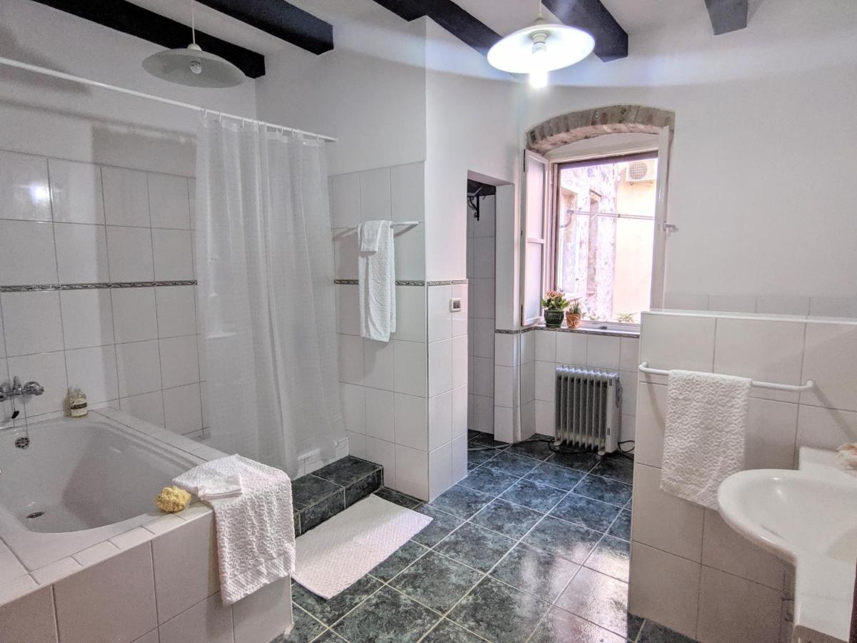 Private Courtyard Medieval Stone Home In Old Town Rovinj Ngoại thất bức ảnh