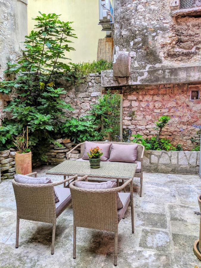 Private Courtyard Medieval Stone Home In Old Town Rovinj Ngoại thất bức ảnh