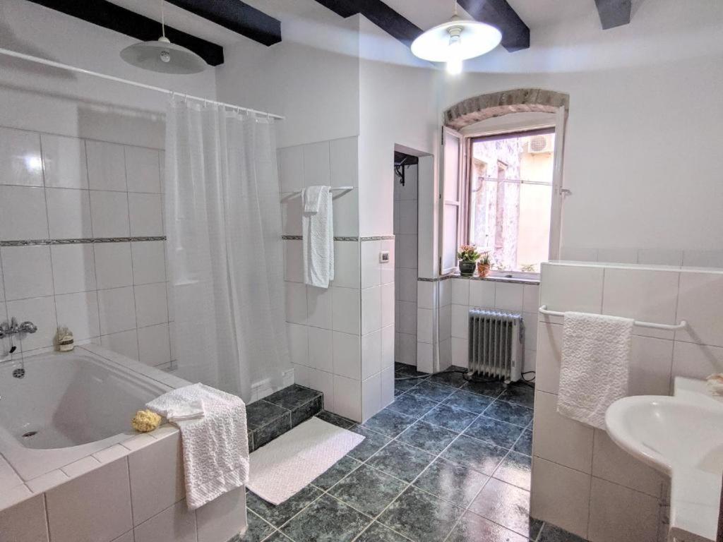Private Courtyard Medieval Stone Home In Old Town Rovinj Ngoại thất bức ảnh